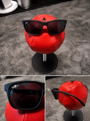 Svarta solglasögon Wayfarer-stil - Snygga svarta solglasögon i klassisk Wayfarer-modell med mörka glas. Ramen är matt och har en stilren design som passar till de flesta outfits. Perfekta för soliga dagar när du vill ha en cool look.