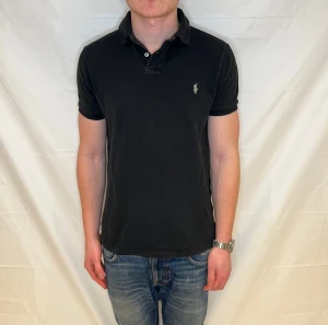 Polo Ralph Lauren Slim Fit Polo Black - Svart pikétröja i slim fit, 100% bomull, begagnad i mycket gott skick.