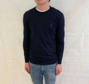Polo Ralph Lauren Sweater Slim Fit Prima Cotton Blue - Blå stickad tröja från Polo Ralph Lauren i slim fit, storlek S. Begagnad i mycket bra skick.