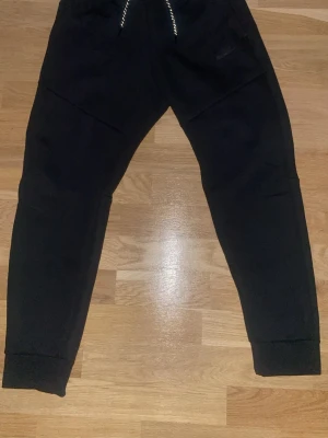 Svarta Nike tech byxor  - Sköna bekväma och passar perfekt till kallt väder eller bara casual. 