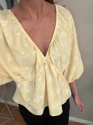 Ljusgul blus med v-ringning - Söt ljusgul blus från Zara💓aldrig använd vara testad💓