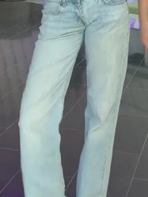 Zara jeans - Supersnygga jeans från Zara. Köpta på Vinted men säljer vidare för att dem är vid gränsen på förkorta för mig som är 178. Dem är upsprättade längst ner men uppsydda igen så det är inget man tänker på, ser ut som vanligt!!🩷