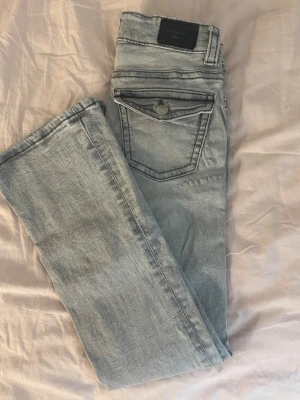 Gina tricot ljusgrå jeans  - Säljer dessa ljusgrå jeans från Perfect Jeans, Gina.  De är bootcut, lowwaist och har knapp fickor bak. Dessa funkar till allt 
