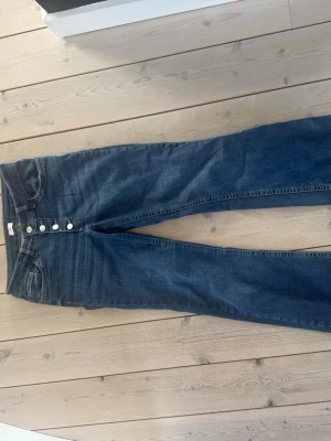 Nelly jeans med knappar  - Garderob utrensning! Säljer billigt för att jag gärna vill bli av med det snabbt 💕 inga skador eller hål på jeansen, dom kommer helt enkelt inte till användning! 