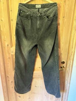 Trendt vision Black Denim äldre drop - Exklusiva Trendt vision jeans i högkvalitativ denim.                                                                   Aldrig använda, endast testade i original förpackning. Perfekta för dig som gillar streetwear och oversized stil.