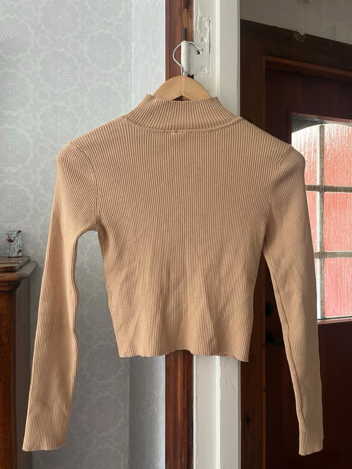 Beige ribbad stickad polotröja - 1