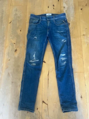 Replay anbass jeans med slitningar - Feta replay jeans med slitningar.  Nypris: 2000  Skriv vid någon form av frågor!