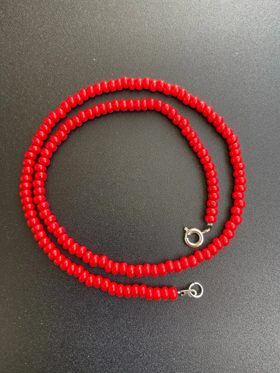 Rött halsband med glaspärlor - 1