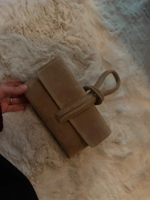 SKIT snygg väska  - Säljer min skiiit snygga helt oanvända väska i äkta läder! Den är köpt i butiken Citrus boutique i Cypern när jag var där i våras☺️ Köpt för 98 euro. Säljer endast vid bra pris 