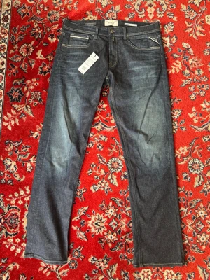 Replay jeans  -  Säljer dessa helt nya Replay jeans de är modellen Grover med hyper Flex med det menas att materialet är Flexibelt, de har fått en liten defekt nere vid hälen Då de har fastnat i något syns på andra bilden om man kollar noggrant. Skriv Om du undrar över något