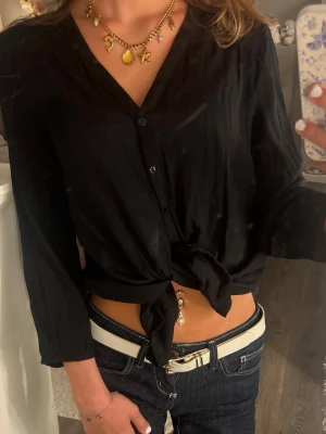 Svart skjorta/blus med v-ringning - Supersnygg svart skjorta/blus med knappar💕Jag stylade den knyten på första bilden men den knäpps hela vägen ner också🤍 