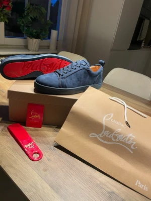 Blåa sneakers från Christian Louboutin - Helt nya mörkblåa skor som jag säljer nu för att jag inte var nöjd med färgen och stolen. Allt på bilderna kommer med och de är inte äkta men jättebra kvalitet pris kan även diskuteras 