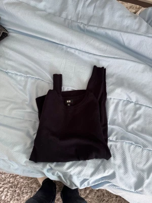 Mörkblå stickad merinoull tröja från uniqlo - Säljer en mörkblå tröja i merinoull från uniqlo. Bra skick och passar xs men det står xxs. Passar me allt