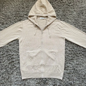 Stickad zip hoodie - Säljer denna riktigt feta stickade hoodien i fint skick!⭐️Storlek 170/176  motsvarar M!🙌Hör gärna av er om ni har funderingar!⭐️