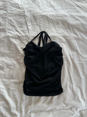Svart halterneck topp - Svart festtopp, aldrig använd💕