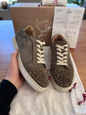 Christian Louboutin skor - Christian Louboutin sneakers i en troligt snygg färg-modell. Skorna är i super fint skick och i storleken 41,5. Skorna kommer med kvitto, låda, påse, extra nitar och extra snören 