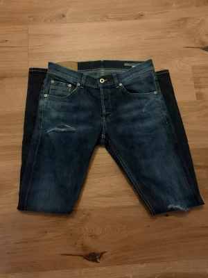 Blå slim fit jeans med slitningar - Tjena, säljer nu dessa feta dondup jeansen. Original pris~3500. Mitt pris 649,  priset är inte hugget i sten! Skriv vid funderingar!