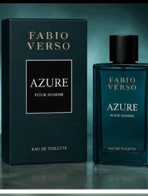 Fabio Verso Azure Pour Homme EdT - Fabio Verso Azure Pour Homme Eau de Toilette är en parfym för män i en stilren, mörkblå glasflaska med svart lock. Doften presenteras i en matchande elegant förpackning med guldtext. Perfekt för dig som gillar fräscha och maskulina dofter.