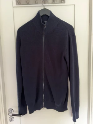 Mörkblå fullzip - Mörkblå fullzip från dressmann, fint skick! Perfekt tröja till hösten och vintern! 