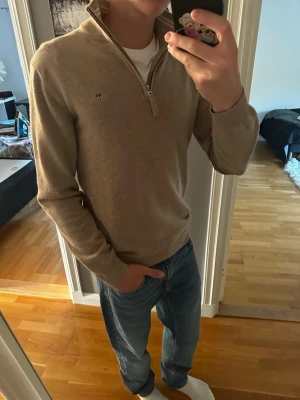 Sand färgad Gant half zip - Stilren och klassisk Half-Zip från GANT. Ett väldigt lättmatchat plagg som passar bra med både jeans och chinos. Jag är 180 cm / 70 kg och bär storlek S på bilderna.  Tröjan är i mycket fint skick utan defekter. Inga fläckar, hål eller andra skador.  Modell: GANT Half-Zip Storlek: S Nypris: ca 1 700 kr Skick: Mycket fint skick  Mått:  * Längd: 67 cm * Bredd: 46 cm * Ärmlängd: 61 cm  📦 Postas inom 24 timmar! 📸 Se bilder för skick och passform.