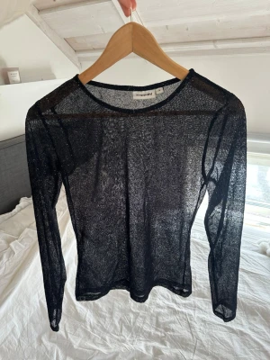 Svart glittrig topp  - Svart långärmad glittrig topp från Kappahl i storlek S, knappt använd💕