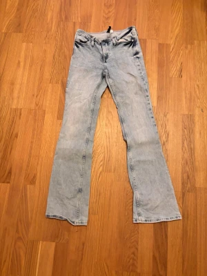 Ljusblå bootcut jeans - Snygga ljusblåare waist jeans med bootcut 