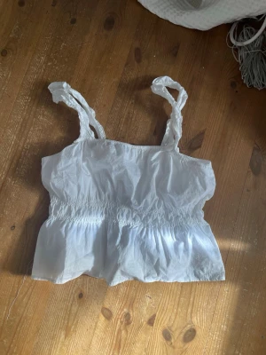 Vitt volang linne - Säljer detta så gulliga linne. Perfekt nu till sommaren! Fint skick, inga fläckar eller liknande💓🤗