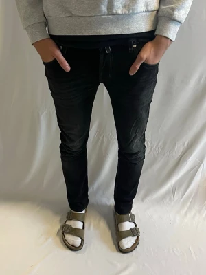 Jacob Cohën Jeans  - Tja! Säljer dessa feta svarta Jacob Cohëns i storlek 30. Jeansen har en riktigt snygg och sällsynt patch där bak.   Ny pris: 5000kr+. Säljs för: 1099kr. Hör gärna av er vid intresse! 