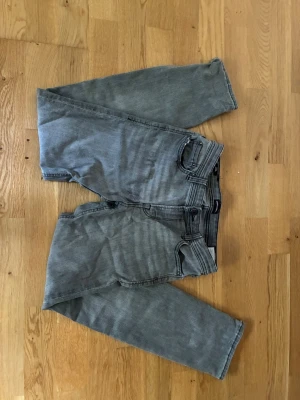 Jack & jones - Gråa slim fit Jack & Jones byxor storlek 158/13years med fem fickor, synligt använda där bak men man tänker inte på det, perfekt till hösten eller skolstart