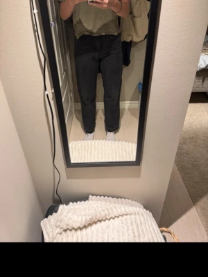 Svarta raka jeans med rå kant - Säljer ett par svarta jeans med rak passform och rå kant nedtill. Jeansen har klassisk femficksdesign och normal midja. Materialet är denim i bomull och färgen är tvättad svart för en avslappnad look.