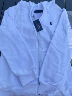 Ralph lauren zipper vit - Snygg och helt oanvänd! Bästa alternativet för en snygg kofta nu under sommaren!