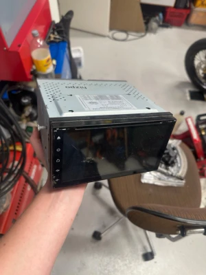 Hizpo bilstereo med pekskärm - Säljer en Hizpo bilstereo med stor pekskärm och flera anslutningsmöjligheter. Framsidan är svart med touchknappar och resten av enheten är i metall. Perfekt för dig som vill uppgradera ljudsystemet i bilen och få modern funktionalitet. ISO koppling medföljer 