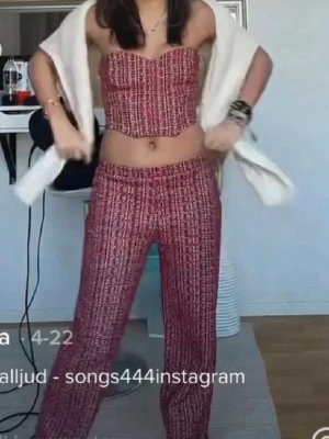 Zara set - Säljer mitt trendiga två delat set från Zara. Endast använd 1 gång som ny❤️passar både xs och s,  hör av er vid frågor❤️