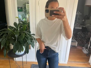 Vit oversized t-shirt - En enkel och stilren vit t-shirt med oversized passform och korta ärmar. Perfekt basplagg till alla outfits. Tillverkad i mjuk bomull för maximal komfort.