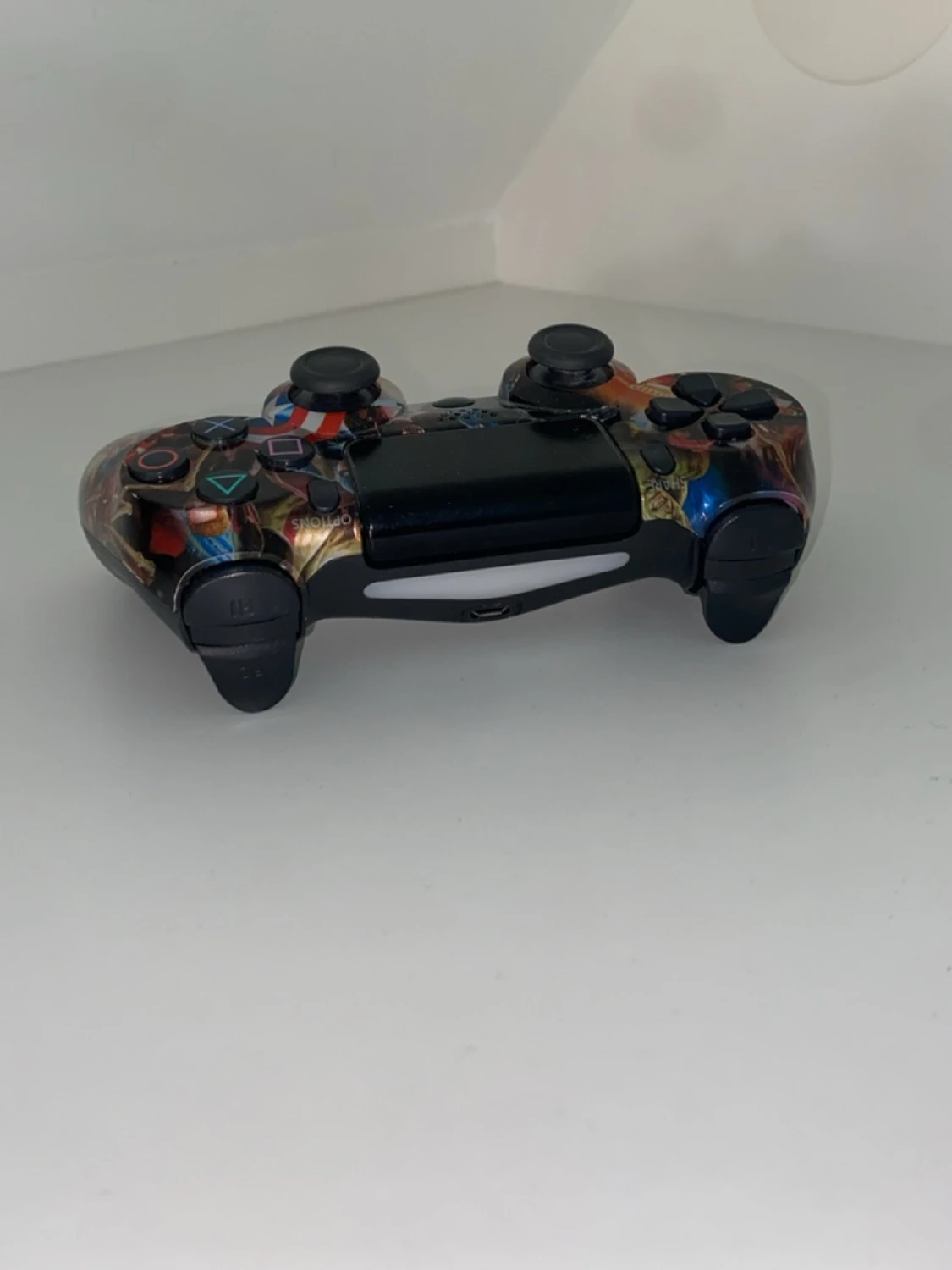 Flerfärgad PS4 handkontroll