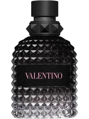 Valentino parfym svart flaska - Säljer en lyxig parfym från Valentino i en svart, mönstrad glasflaska med nitar på korken. Flaskan har en cool, modern design med Valentino-loggan i rosa på svart etikett. Perfekt för dig som gillar exklusiva dofter och snygg inredningsdetalj.