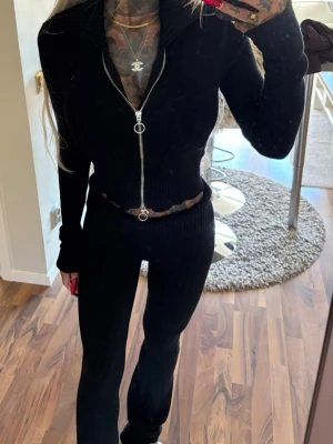 Matchande set  - Svart stickat set från Nelly, byxor storlek XS & tröjan storlek S, använd men bra skick 💋 ▪️ TikTok - ginise 
