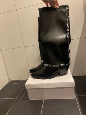 Boots - säljer superfina boots, med nitar. Dom är helt nya och aldrig använda! Skorna är köpta på en liten butik vid namn lyckliga jag. storlek 40 (små i storleken skulle säga 39)