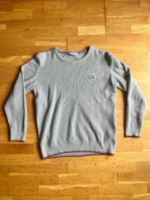 Moncler hoodie - Säljer snygg grå stickad moncler hoodie då den är får liten för mig. Om ni har några funderingar så är de bara att fråga så svarar jag blixt snabbt😊👍🏼