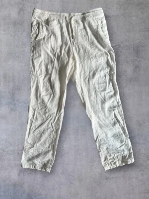 Linnebyxor från !Solid - Snygga och bekväma linnebyxor från !Solid i fint skick. Har en liten fläck (se bild 3) på vänstra byxbenet men som knappt syns.   - Info - Storlek: XL men sitter mer som L.  Passform: Regular/loose fit Färg: Vit