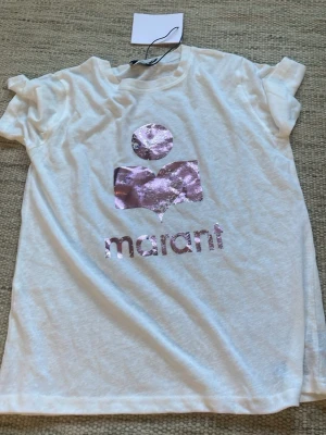 Isabel Marant T-shirt - Storleken är medium- sitter normalt. Kommer ikke till användning så säljer till superbra pris