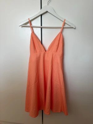 Orange klänning - Orange klänning i storlek L men passar säkert också M. Säljer då den är för stor för mig 