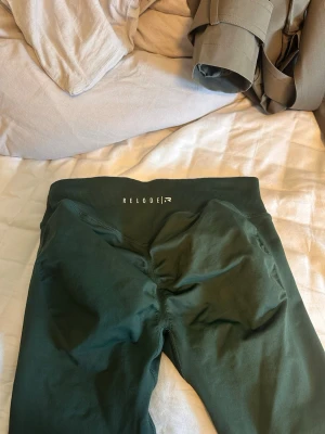 Mörkgröna tränings tights - Endast använda 1 gång. SMÅ I STORLEK