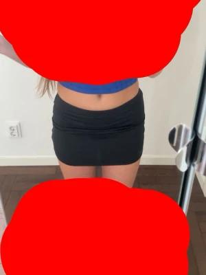 Svart tight minikjol - Enkel och stilren svart minikjol med tight passform. Kjolen har en mjuk och stretchig känsla, perfekt för att matcha med crop tops eller oversized tröjor. Passar dig som gillar en basic look med edge.