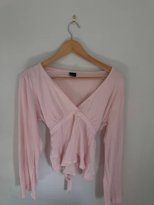 Topp med knyte  - Topp från Gina som knyts i ryggen. Passar mig som i vanliga fall är en M. Går att anpassa storlek med knytningen i ryggen. Använd en gång 💝