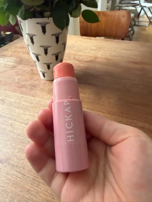 Hickap Blush stick - Shimmering Coral - Hickaps populära blush stick i färgen Shimmering Coral, använd men mycket kvar att ge, se bild 2o3 där jag jämför med enbart ett swatchat hickap blush stick som jag har sen innan. Minsta fråga? Kom DM! Prutat och klart! Nypris: 229kr mitt pris: 40kr