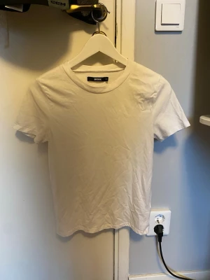 Vit basic t-shirt från Bik Bok - Basic vit T-shirt från bikbok!