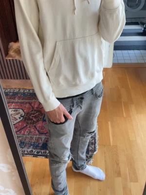 Vit marc o’polo hoodie M - Hej, jag säljer en vit marc o’polo hoodie i storlek M. Den har inga defekter men har använts mycket men inget som alls syns! Skriv vid minsta fundering eller lägg prisförslag!