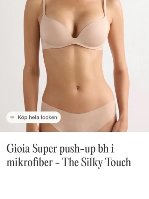 Intimissimi superpush-up bh - Säljer en beige super push-up bh i mikrofiber!! Den är bara använd en enda gång‼️ men måste tyvärr sälja den då den är för liten 🥺❤️känns som helt ny och är så fin 💕💕🌸🥹🥰