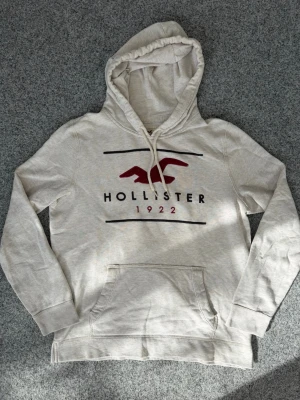 Hollister hoodie | M ~ Sällsynt modell - Säljer denna (tror sällsynta) Hollister hoodie | Storlek: M - Mycket bra skick - Riktigt snygg | Crémefärgad | Hör av er vid intresse!🌟🙏